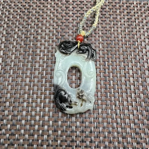 和田玉天地黑皮鸡心佩挂件
