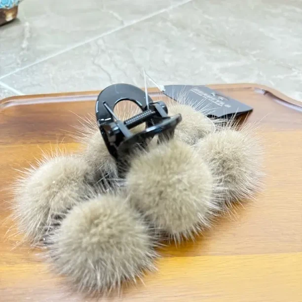 高级感冬季球抓夹少女后脑勺盘发鲨鱼夹发饰咖啡色