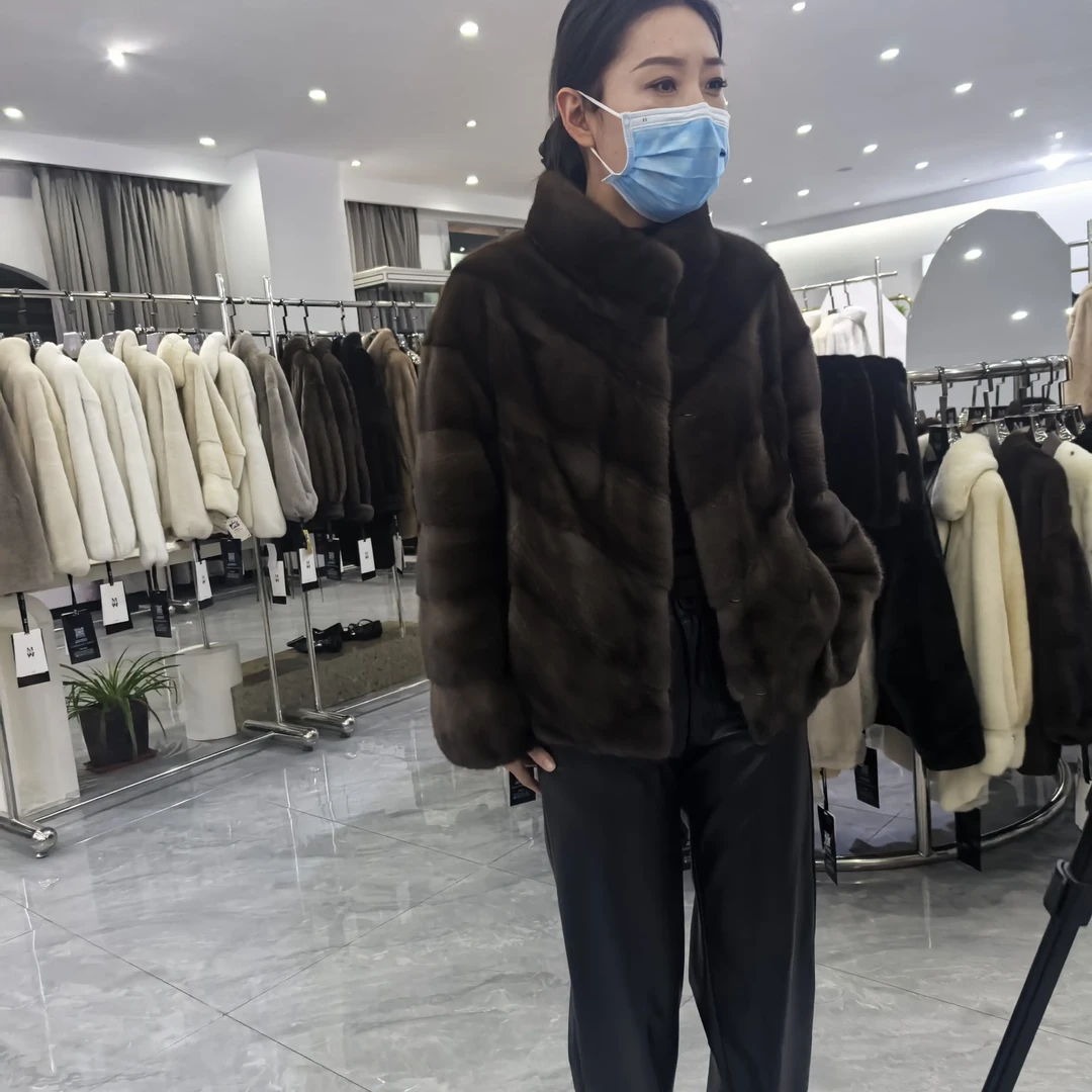 天鹅绒整貂立翻领挽袖时尚百搭减龄短款皮草外套女冬