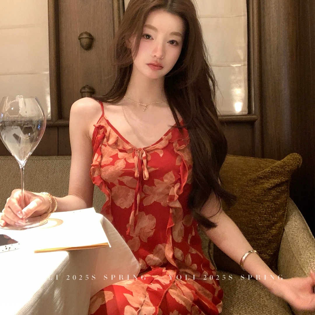 YOLI 张宥利「赤釉叙光」红色V领碎花吊带连衣裙收腰显瘦气质长裙
