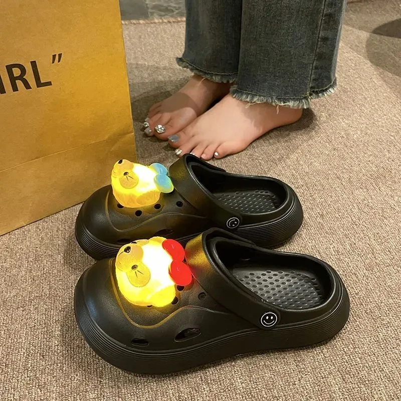 【咕噜】可爱鼠雪莉玫灯光洞洞鞋韩版女款春夏防滑松糕增高包头带灯