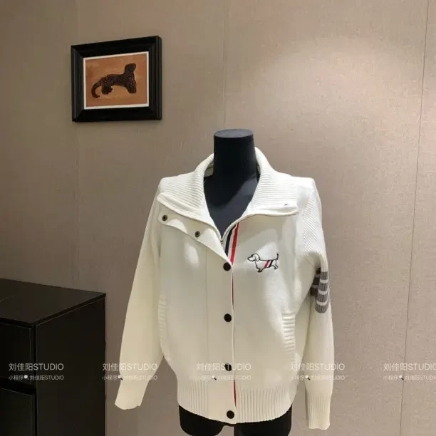 「刘佳阳STUDIO」TB风小狗夹克毛衣（白色）