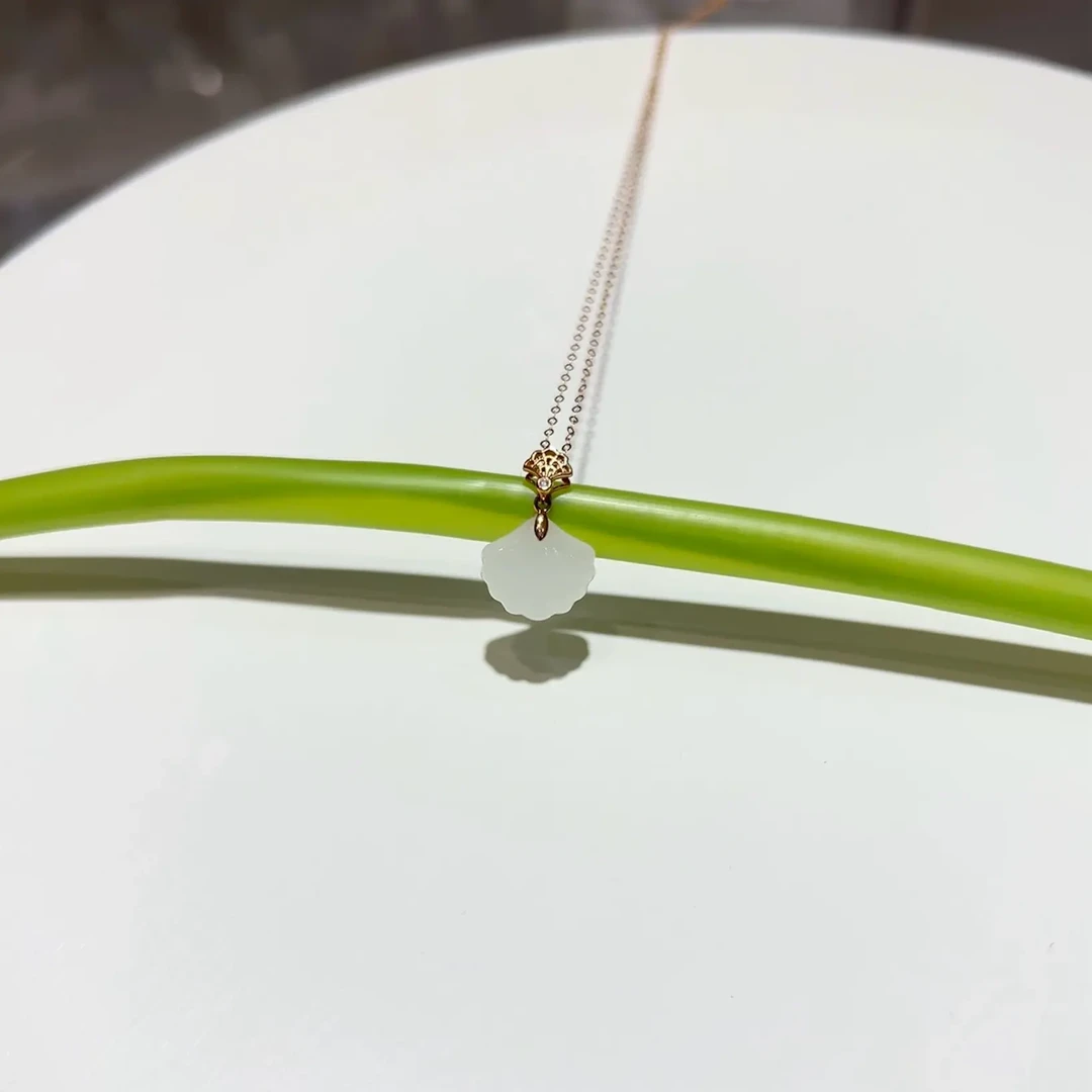 18K金镶嵌天然和田玉吊坠