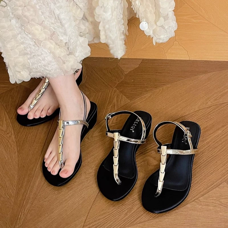 美猫汇新款夏百搭仙女风丁字扣带罗马鞋法式金属扣设计坡跟凉鞋女