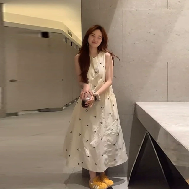 杏色法式连衣裙高级感2025夏季新款韩版气质小个子无袖刺绣长裙