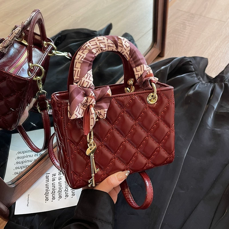 高级感红色包包女2024新款时尚洋气菱格斜挎包秋冬百搭手提戴妃包