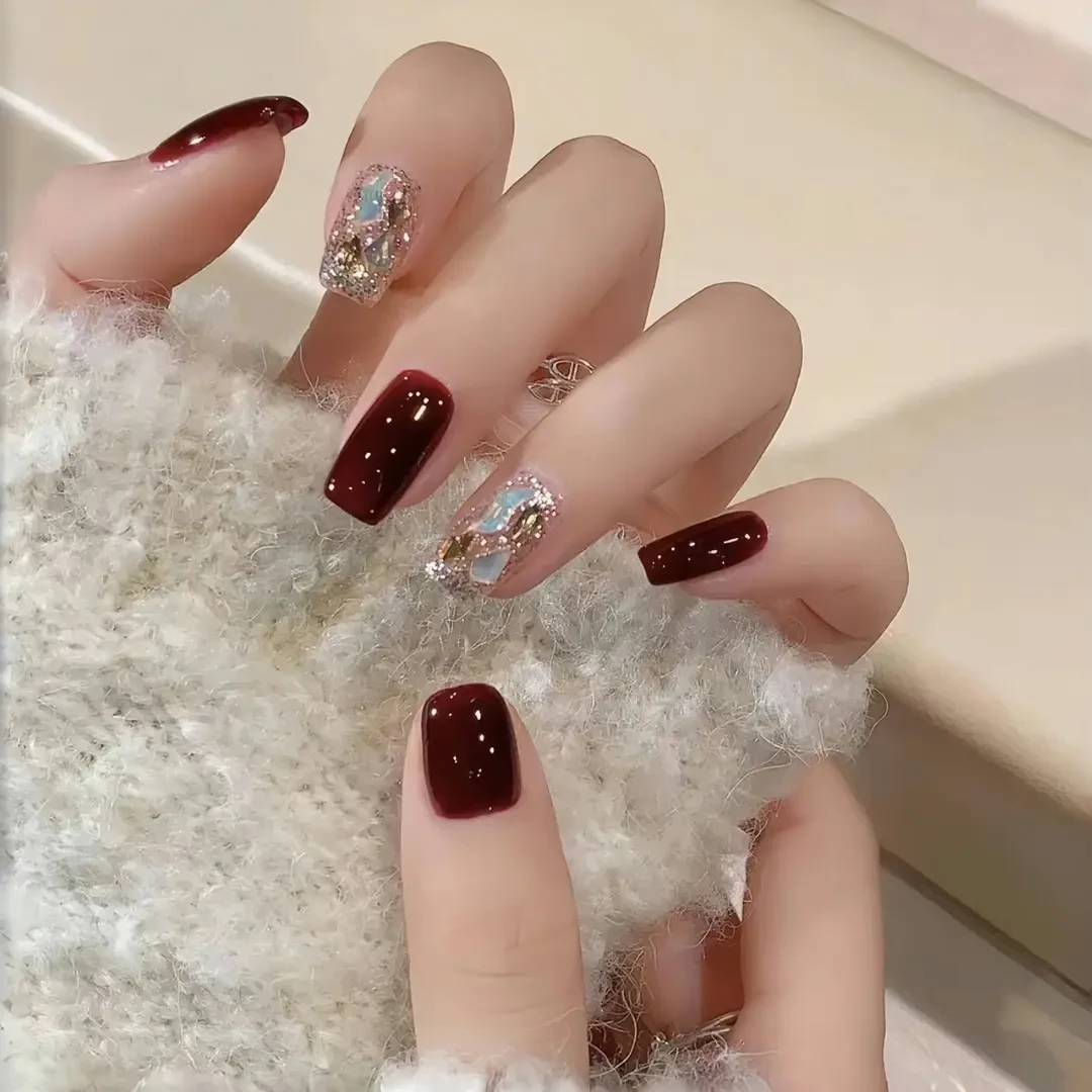 纯手工穿戴甲短款高级感2025年爆款酒红爆闪钻美甲贴片新娘穿戴甲