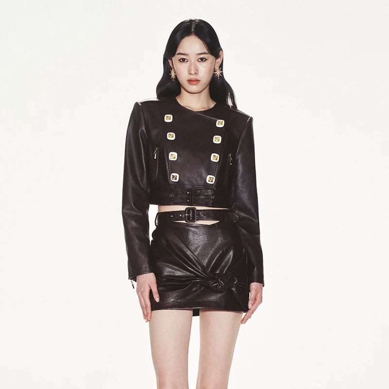 LeFame/拉飞姆2024年春季修身方形钻扣PU皮短外套LF24C41FC242