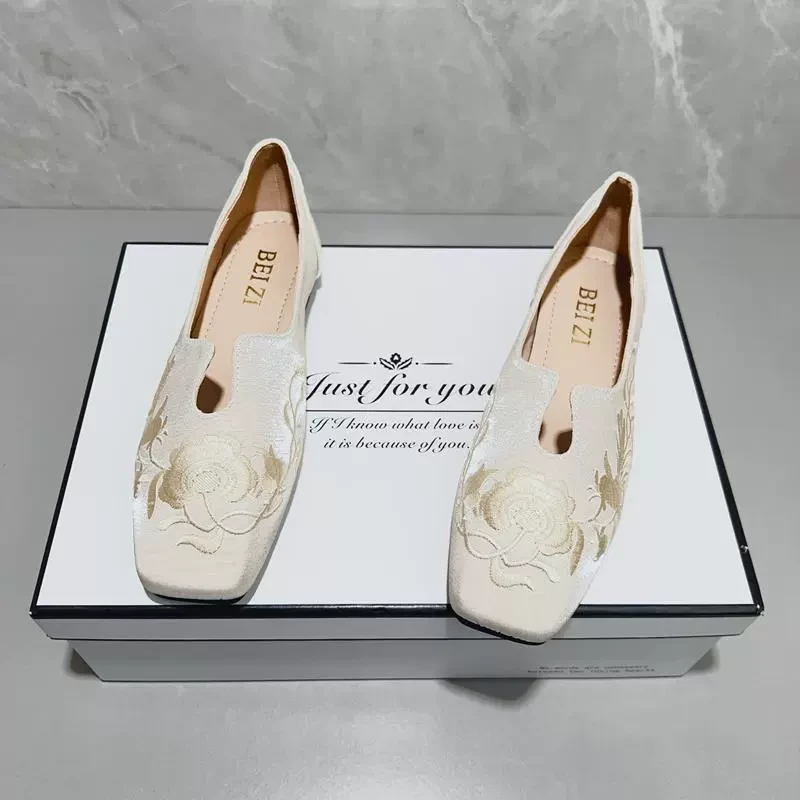 新中式国风刺绣平底单鞋女2025春夏新款复古风软底汉服绣花豆豆鞋