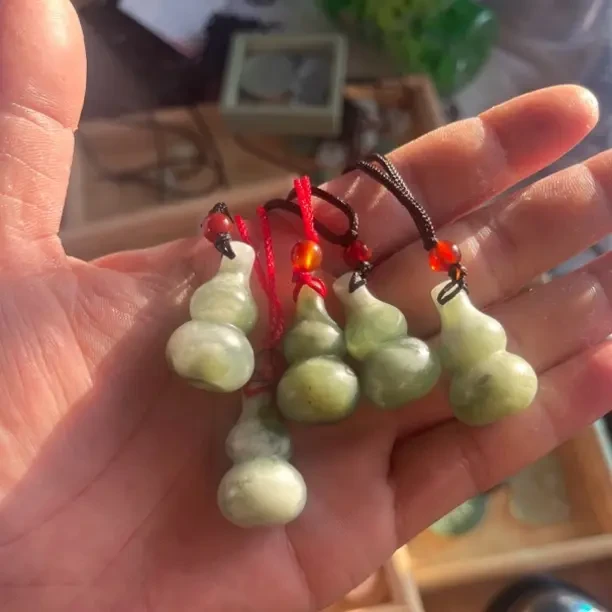 岫岩玉小葫芦吊坠青提奶盖