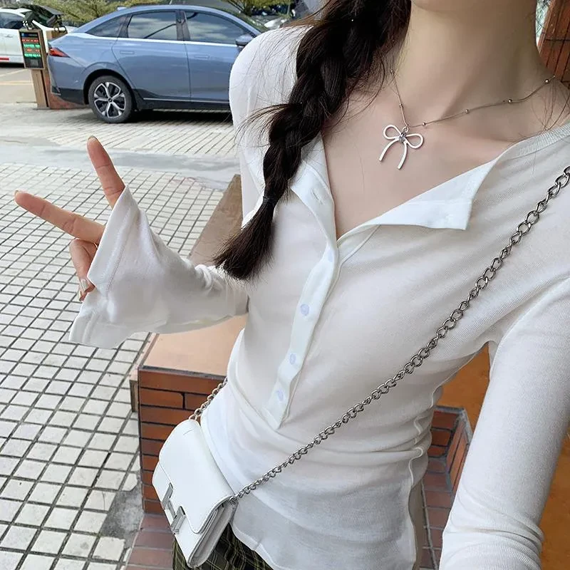 白色上衣半开V领纽扣薄款防晒罩衫女早秋新款纯欲修身喇叭长袖T恤