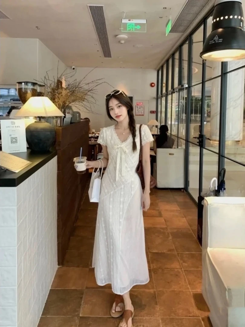 法式气质温柔风蕾丝拼接V领杏色连衣裙女2025夏新款甜美收腰长裙