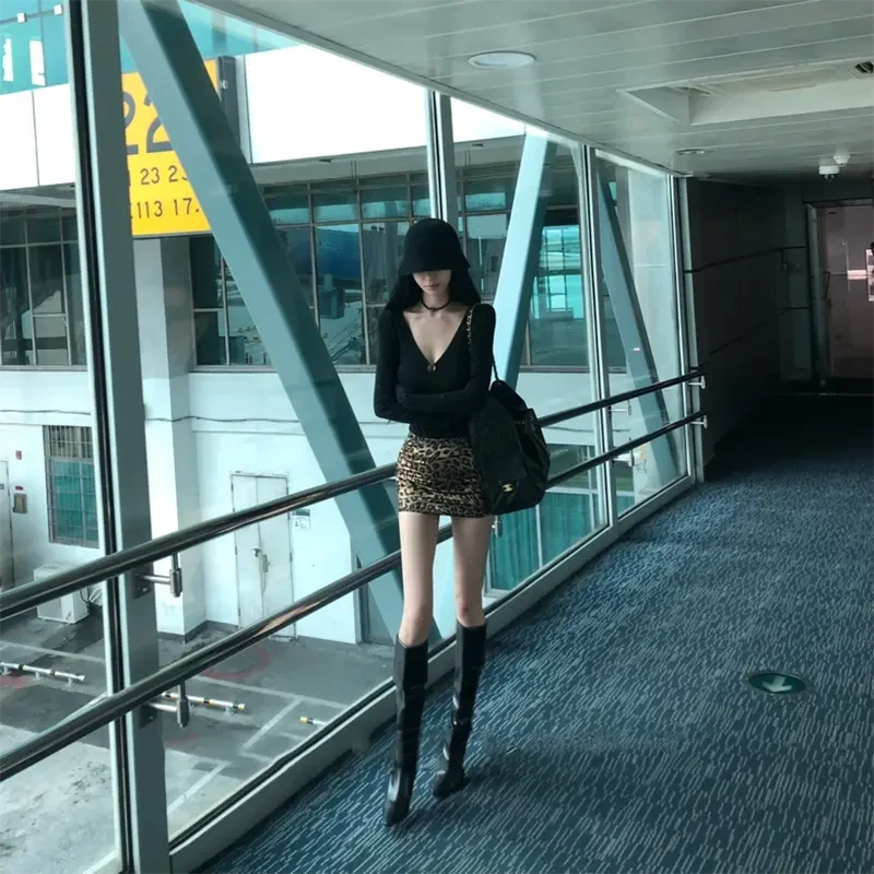 2025夏季新款ins气质基础款V领修身上衣女配辣妹性感豹纹包臀短裙