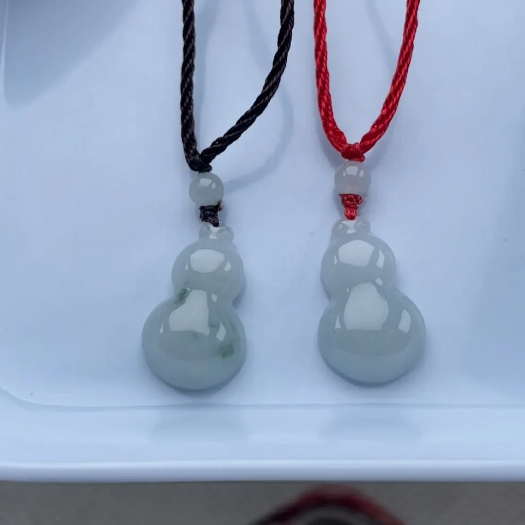 天然翡翠小葫芦编绳色泽多样随机发货 尺寸22×13×5.5mm！15元一个