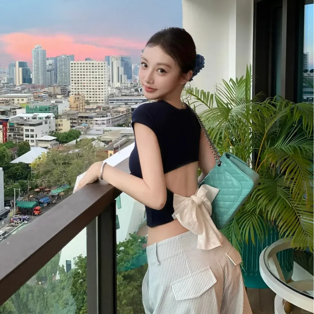 五一旅游出街衣服2025夏季韩系辣妹露背蝴蝶系带上衣显瘦休闲裤子