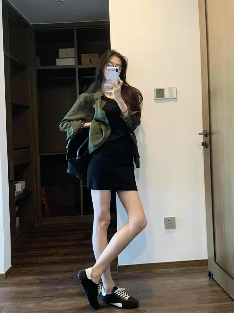 2025秋季新款韩系气质高级感穿搭防晒衬衫黑色显瘦背带裙两件套女