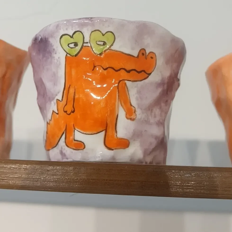 高温釉下彩手绘任意选择图案。送景德镇冰箱贴或陶瓷花