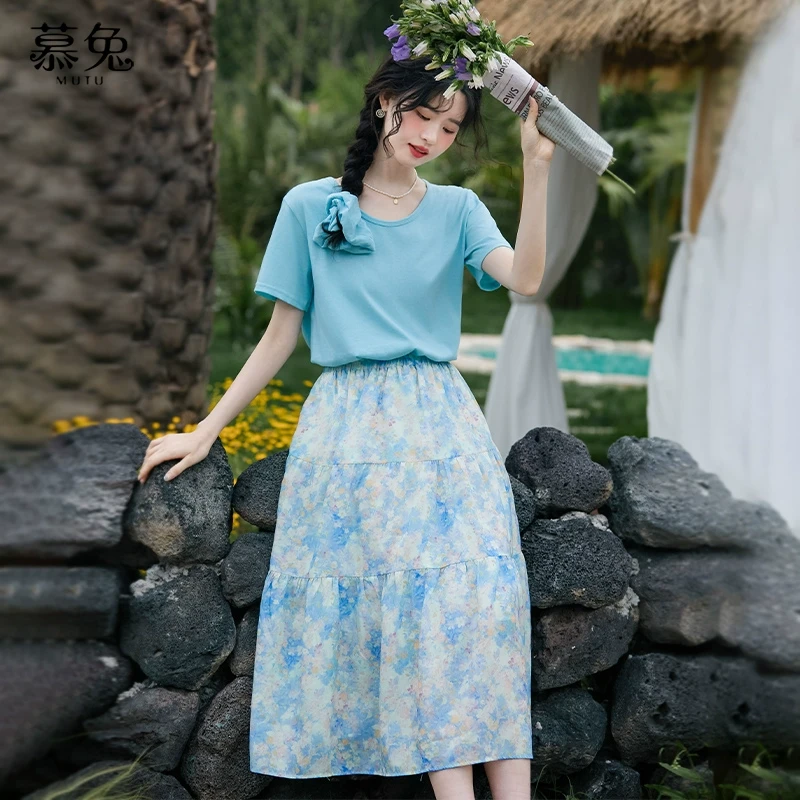 慕兔温柔风休闲套装裙女2025夏季新款v领短袖t恤碎花半身裙两件套