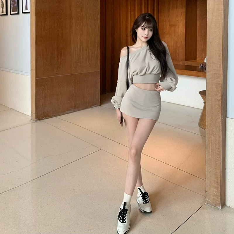 Liuu嘻嘻阿运动时尚长袖松紧袖口上衣女春季弹力显瘦包臀短裙套装