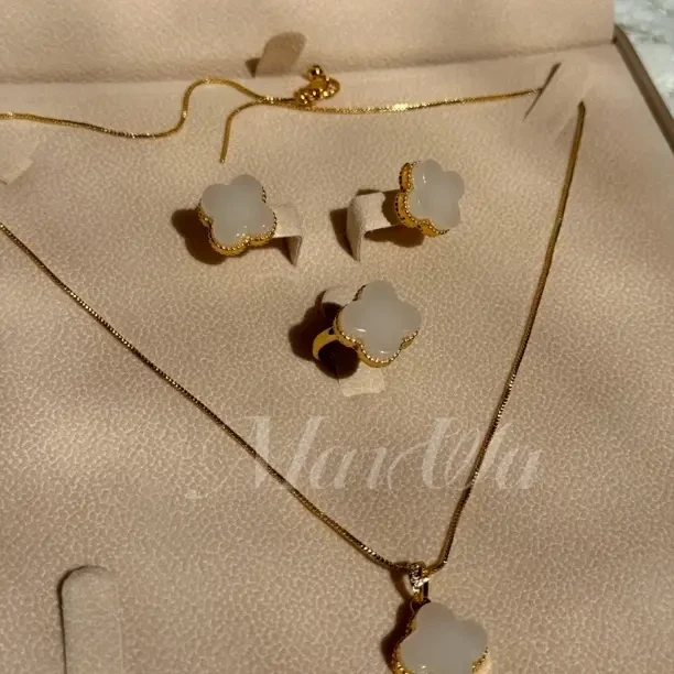铜合金项链 四叶草法式秋冬简约气质设计感时尚百搭耳饰三件套