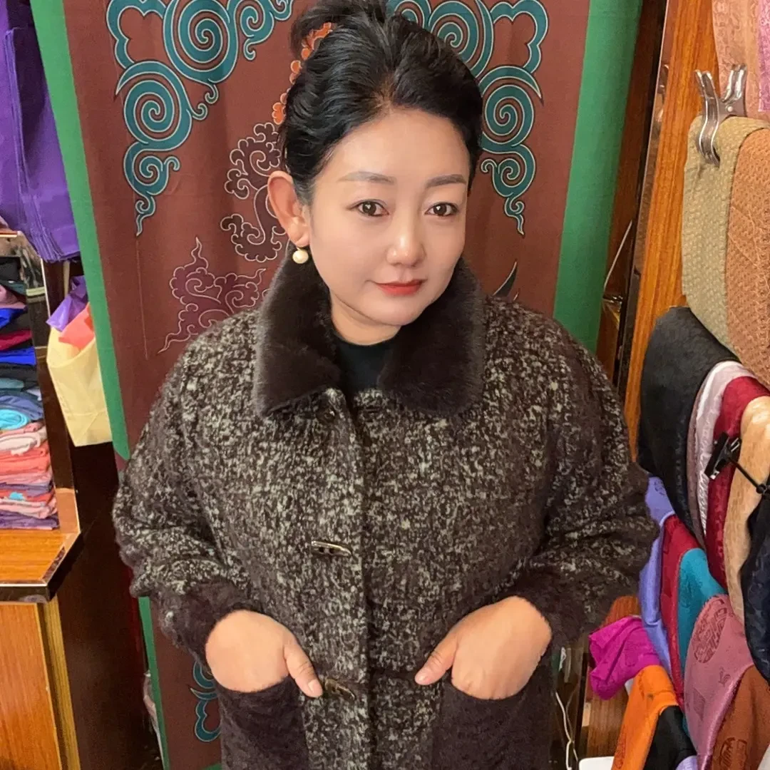 时尚毛领牛角扣秋冬外套，温暖又美观