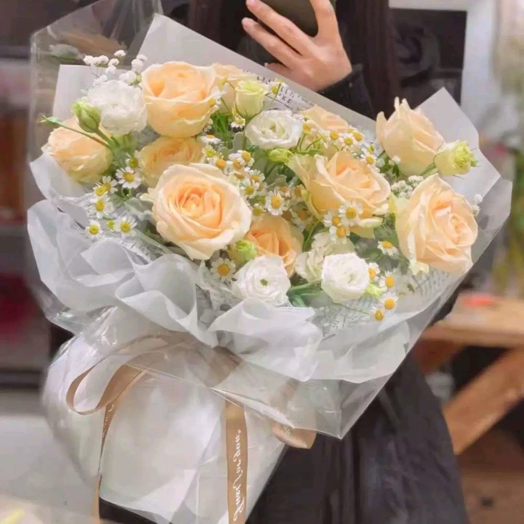 『阳光男孩』11朵香槟玫瑰配洋甘菊／送男朋友鲜花同城配送