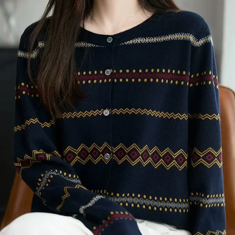 女装羊毛针织衫女长袖撞色黑色提花毛衣