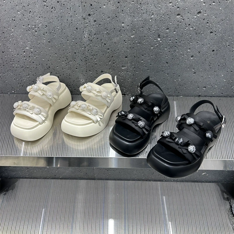 欧洲站女鞋2025夏款露趾轻便松糕底沙滩鞋钉珠蝴蝶结一字带凉鞋女