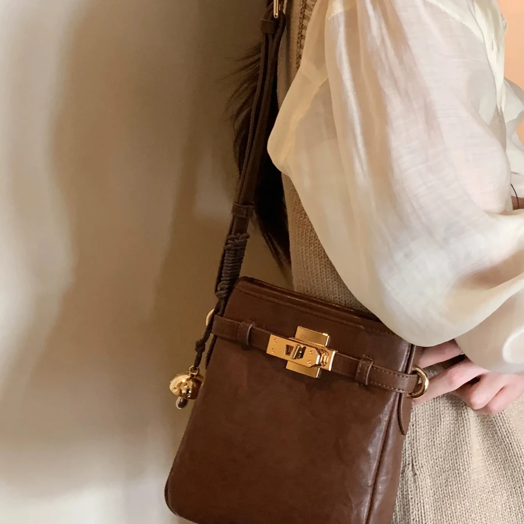 B2耐磨水桶包都市简约锁扣斜挎包磁扣单根轻奢风