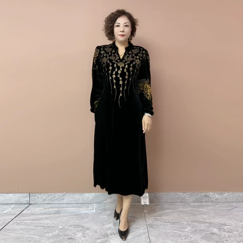 8085高档丝绒烫钻连衣裙秋冬新款V领大码遮肚过膝长款气质小黑裙