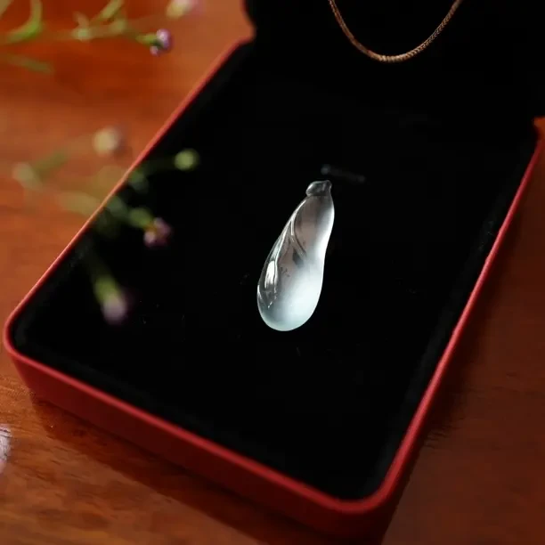 缅甸天然翡翠A货冰种福瓜吊坠起光质感