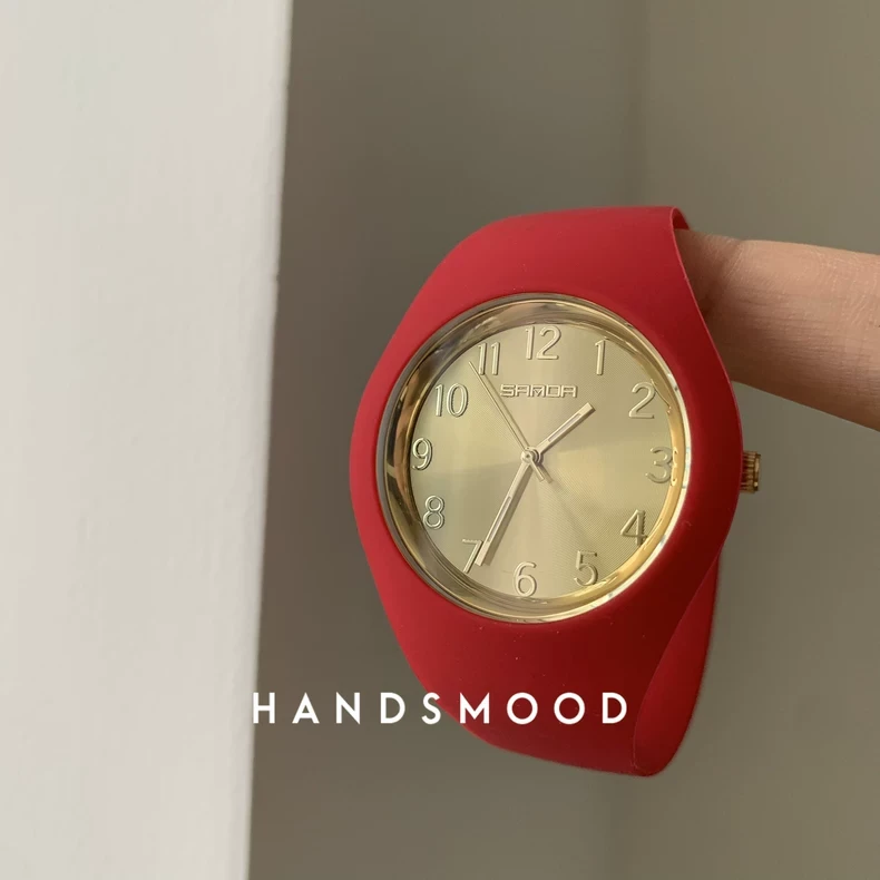 多巴胺彩色硅胶圆形手表小众个性时尚中国红腕表初高中女款手表