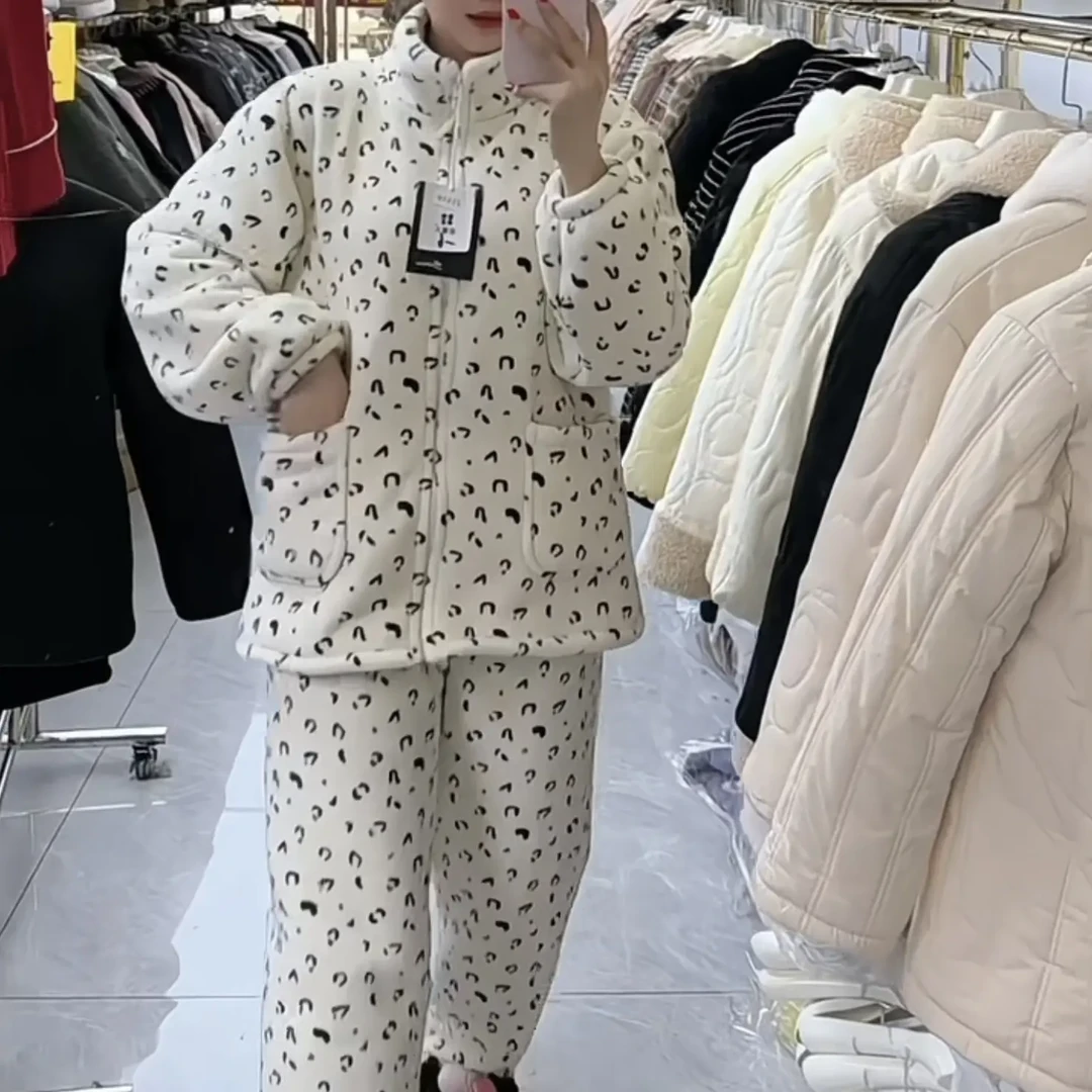 果粒绒的两层复合女士时尚睡衣家居服套装