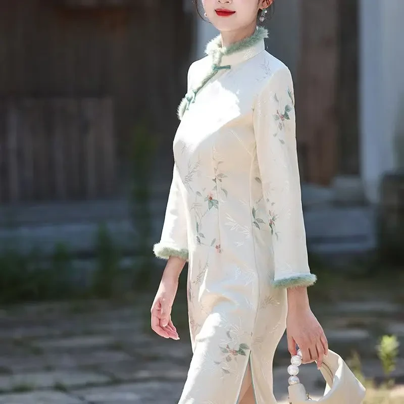 2025新中式中长裙提花长袖加绒加厚保暖旗袍复古少女白色气质修身