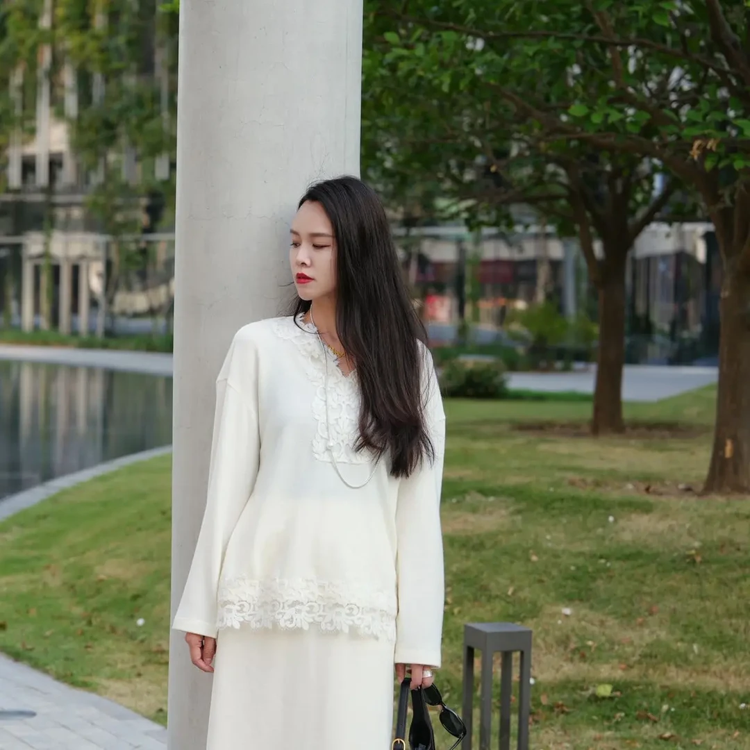 LIVELY.YAN【店铺同款】温柔风蕾丝拼接V领长袖纯色上衣