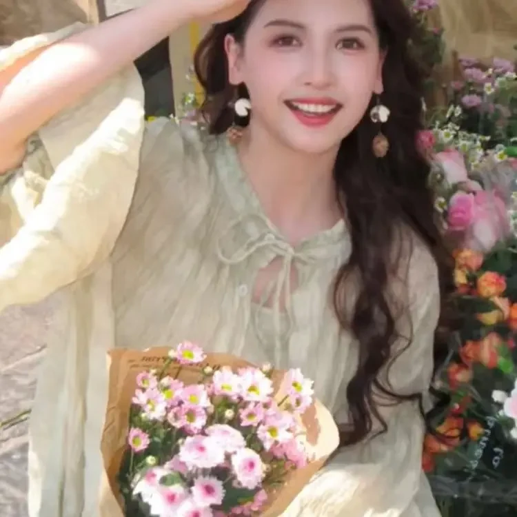 优雅浅绿色连衣裙搭配圆形编织手提包