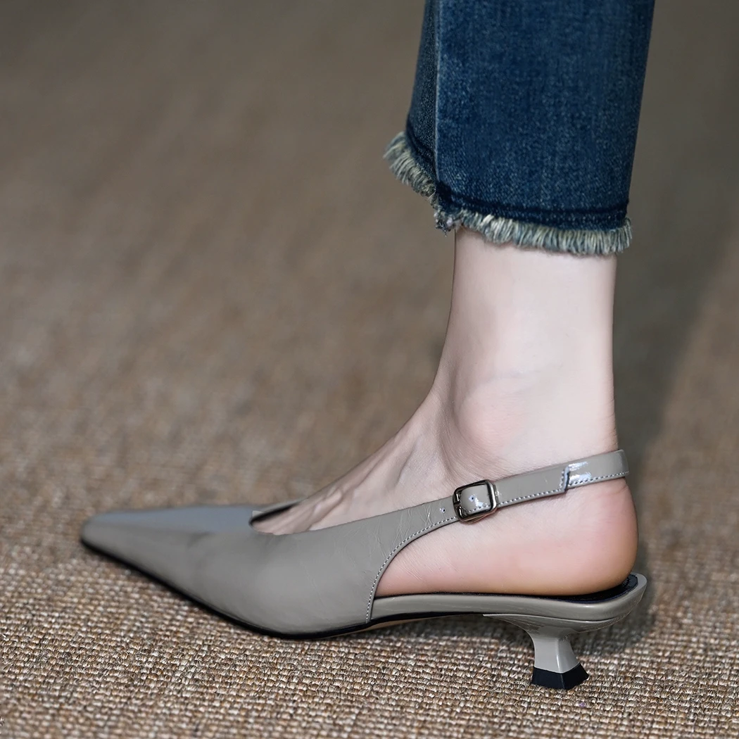 方头后空单鞋2025新款法式小猫跟扣带米白色中跟包头凉鞋