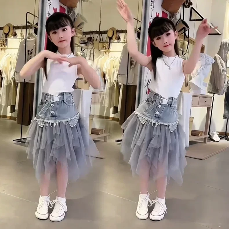 女童牛仔裙夏季2025新款女孩无袖背心网纱拼接牛仔半身裙两件套潮
