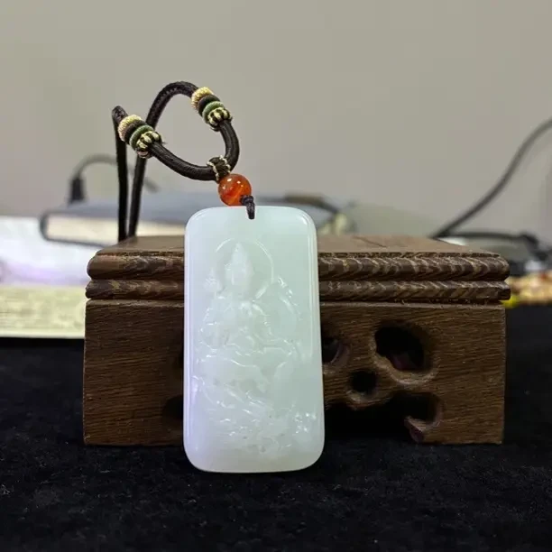 天然和田玉俄料白玉莲花观音吊坠