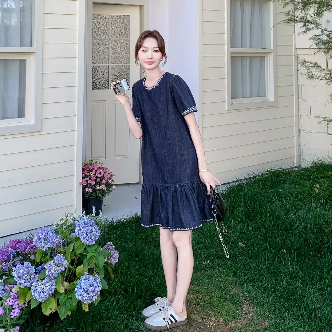 深蓝色重工刺绣牛仔连衣裙女夏新款小个子洋气减龄宽松时尚背心裙