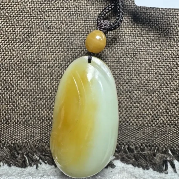 新疆和田玉且末料吊坠