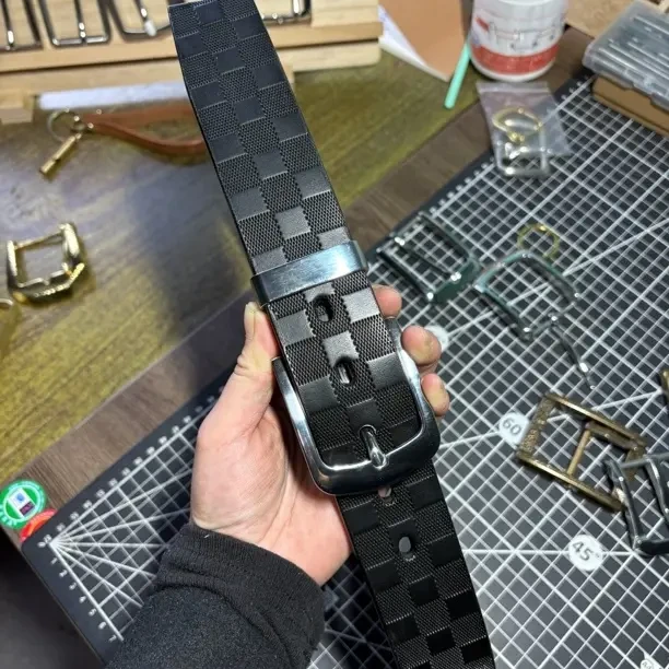 美鞍压花头层牛皮针扣纯手工腰带简约格纹时尚百搭商务休闲裤带