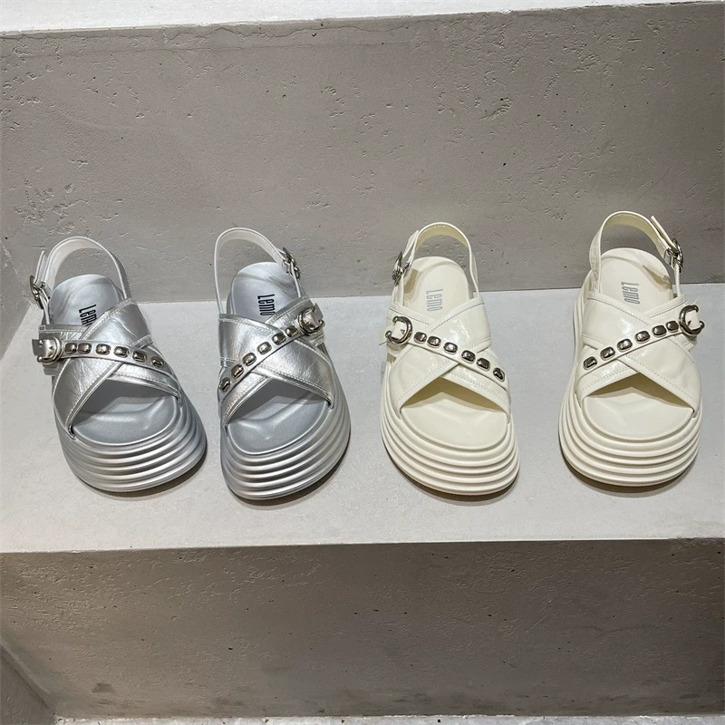 欧洲站2025夏休闲百搭真皮女鞋时尚舒适亮面铆钉露趾松糕厚底凉鞋
