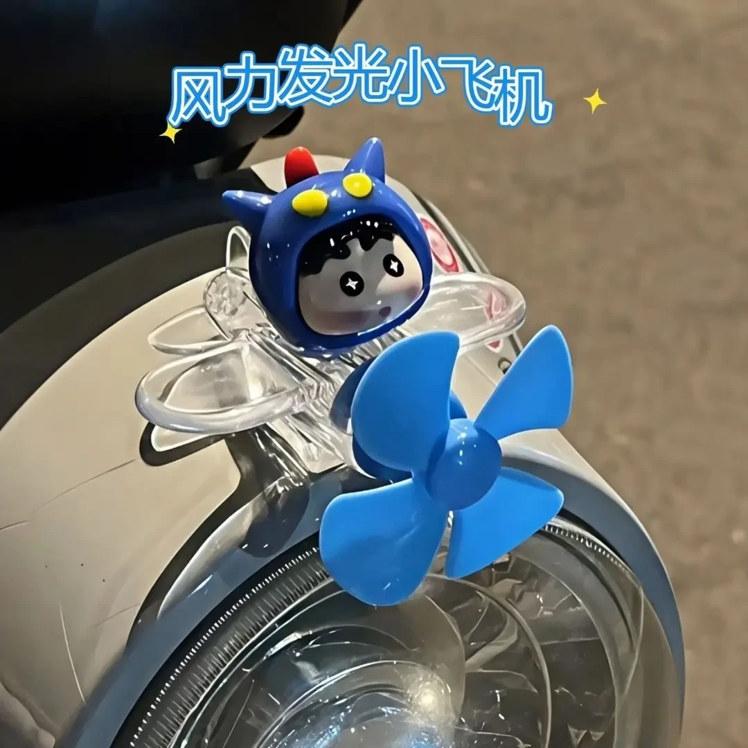 蜡笔小新风能发光飞机七彩电动车自行车装饰车载摆件旋转小飞机gh