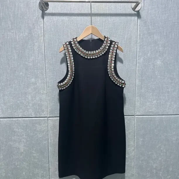 修身显瘦钉珠元素收腰气质小香风无袖连衣裙