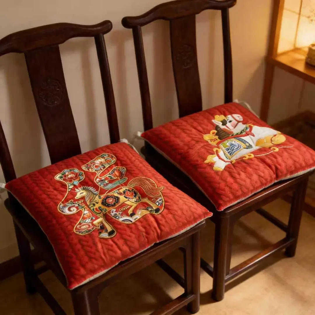 马年坐垫红色垫子发财抱枕可拆洗超软含沙发靠枕喜庆装饰吉祥福马