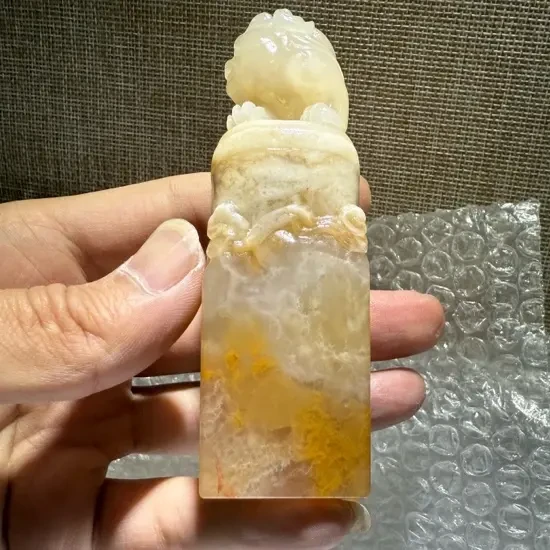 石雕钮对章狮子踩绣球造型精美