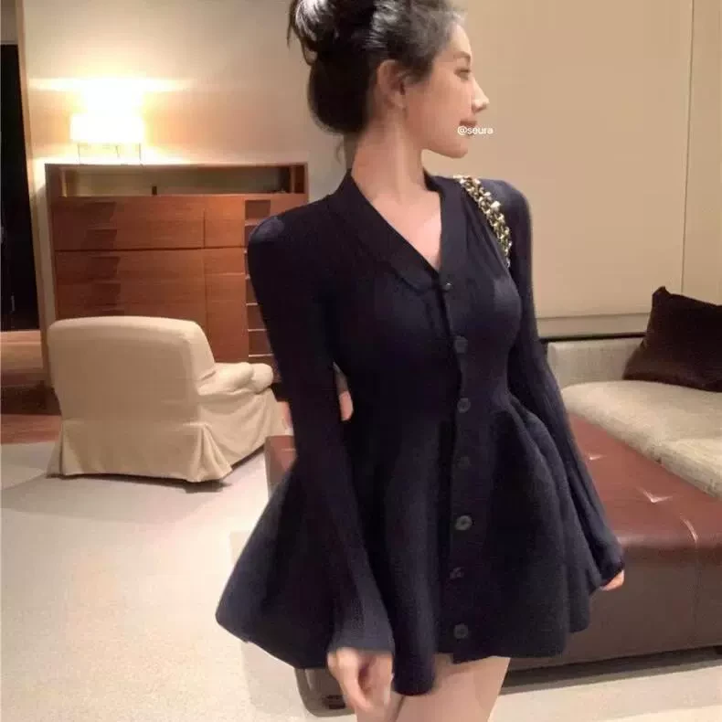 娇嗲千金风V领针织衫女2025春季花苞连衣裙收腰显瘦a字蓬蓬裙ins