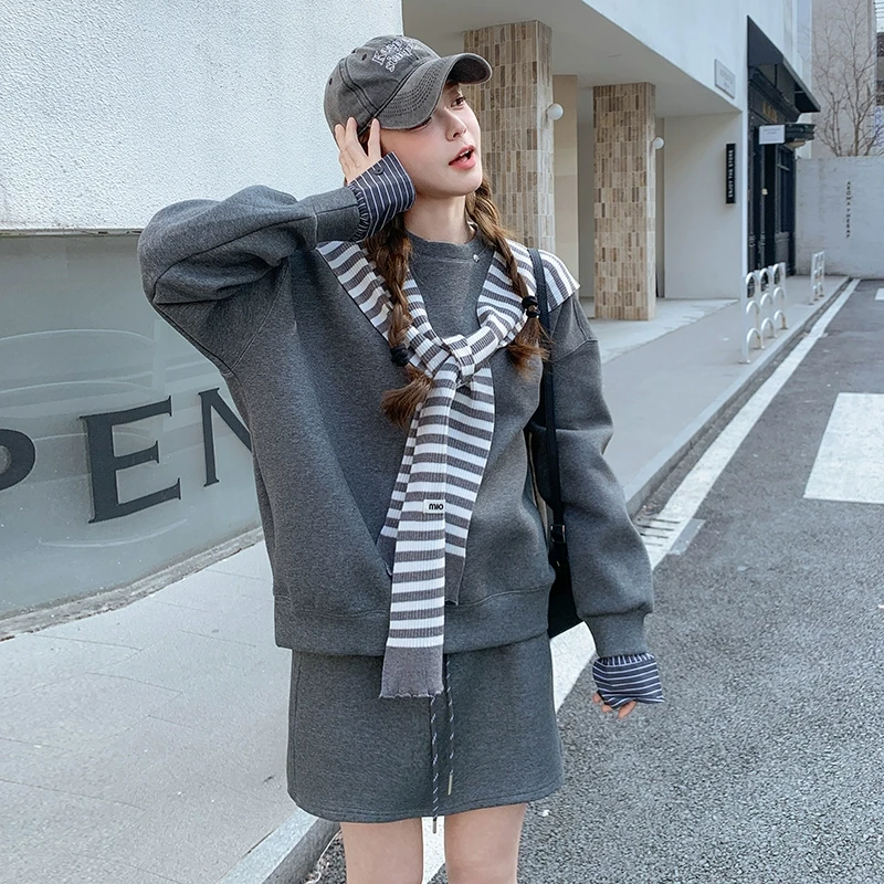 韩系灰色松弛感休闲卫衣套装裙女2025春季新款条纹披肩短裙两件套