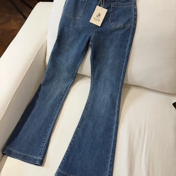 时尚减龄修身百搭喇叭形牛仔裤，显高显瘦舒适之选